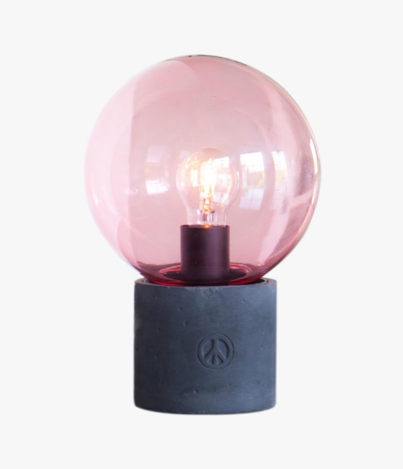 https://www.hemtex.fi/media/ByRydéns_bordslampa_E27_40W_rosa_svart_rund_betong_glas_Peacebubble_147275500000001_large.jpg