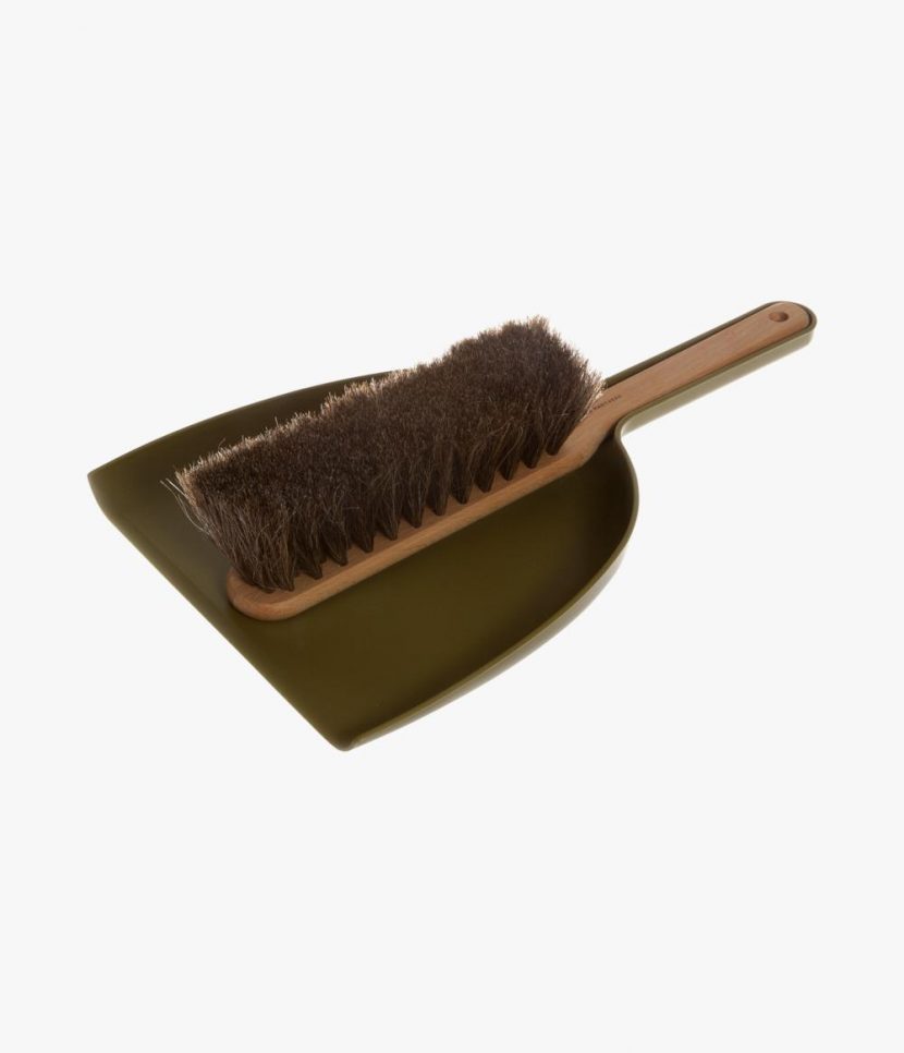 https://www.hemtex.fi/media/Iris_Hantverk_sopset_kort_skaft_oljad_bok_gron_skyffel_plast_borst_tagel_147465800000001_large.jpg